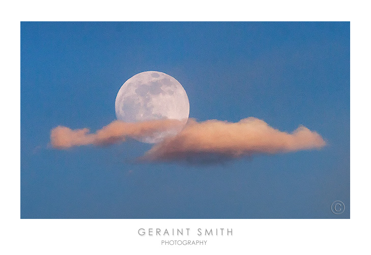 The pearl of the night ... "la luna" rising over the Taos valley