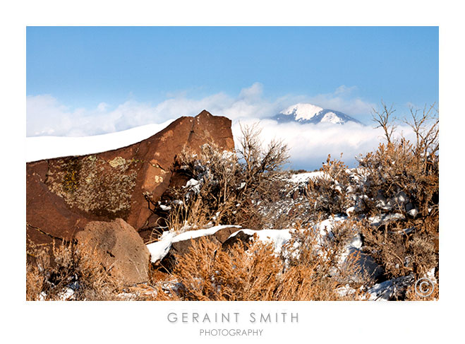 Photographing the rocks when the mountain emerged from the clouds