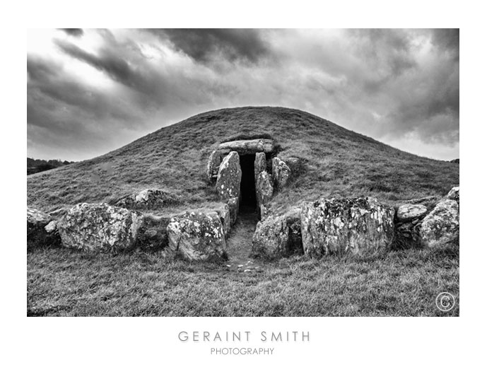 Bryn Celli Ddu (Black Grove Hill) - Passage Grave in Wales in Anglesey