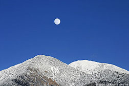 2007 February 04, Moorise over Taos Mountain