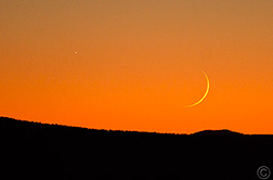2012 October 17, Crescent moon and ... Mars?