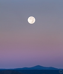 2012 October 01,  Harvest moon-set over the Taos plateau!